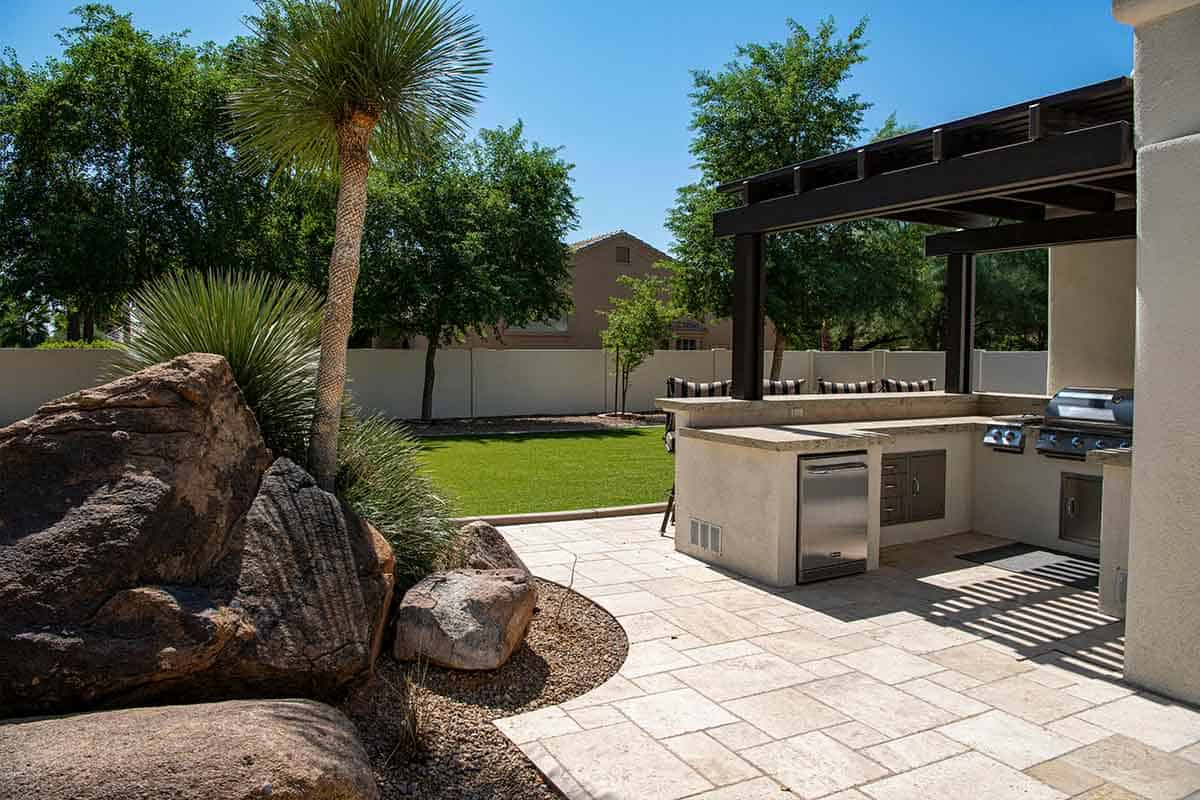 4. Modele De Bucatarii De Vara La Tara   Bucatarie De Vara, Pietre, Palmier, Scaune Cu Dungi, Pietris